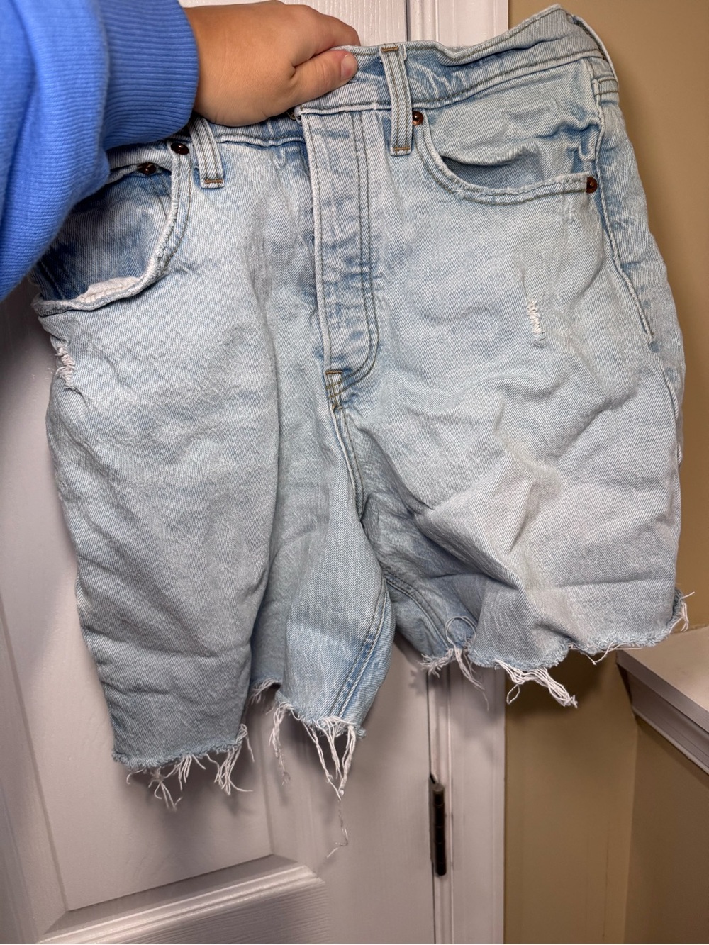 Abercrombie Dad Shorts 7 Inch size 6/28 Light Wash Distressed Denim Shorts